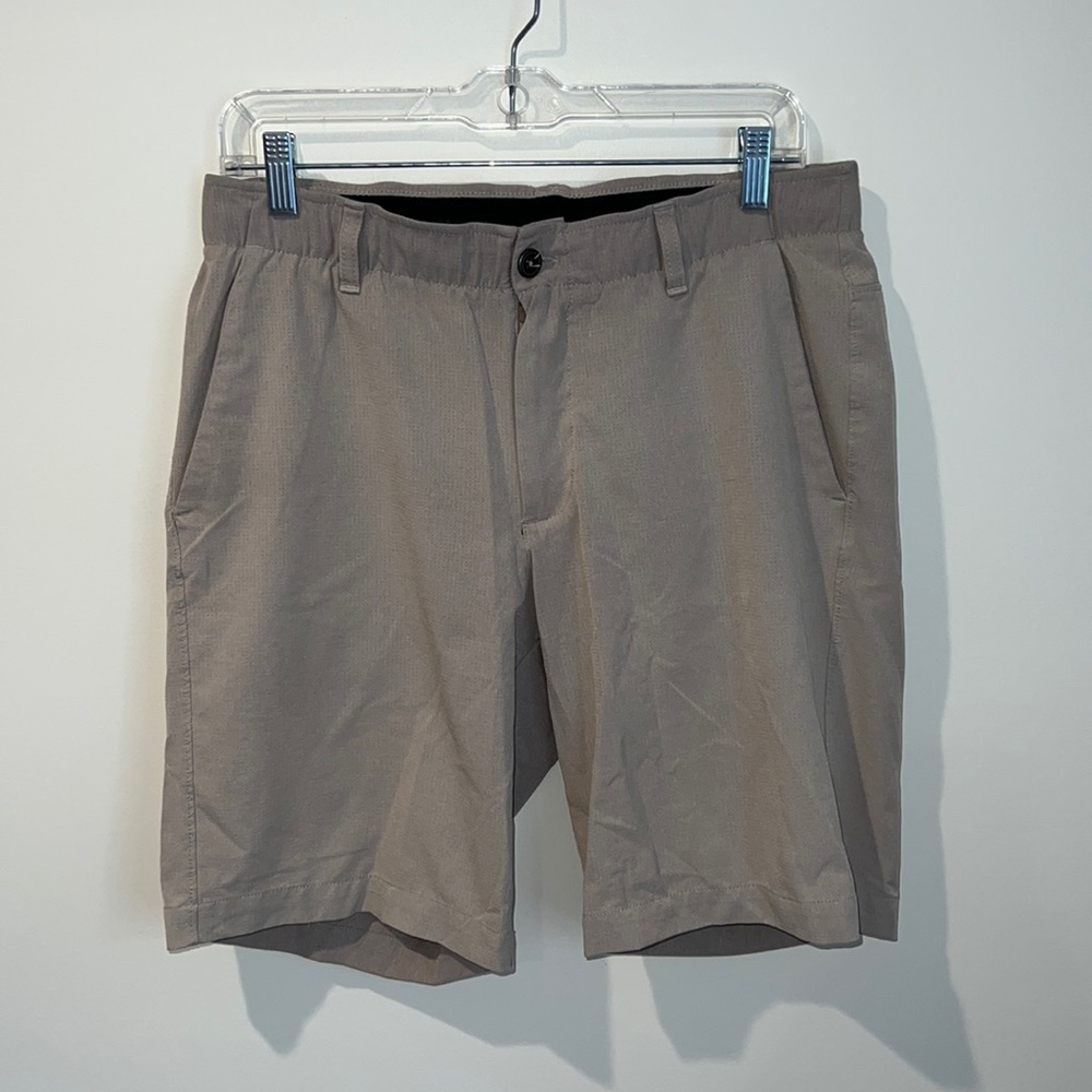 Under Armour Men’s golf shorts khaki size 34